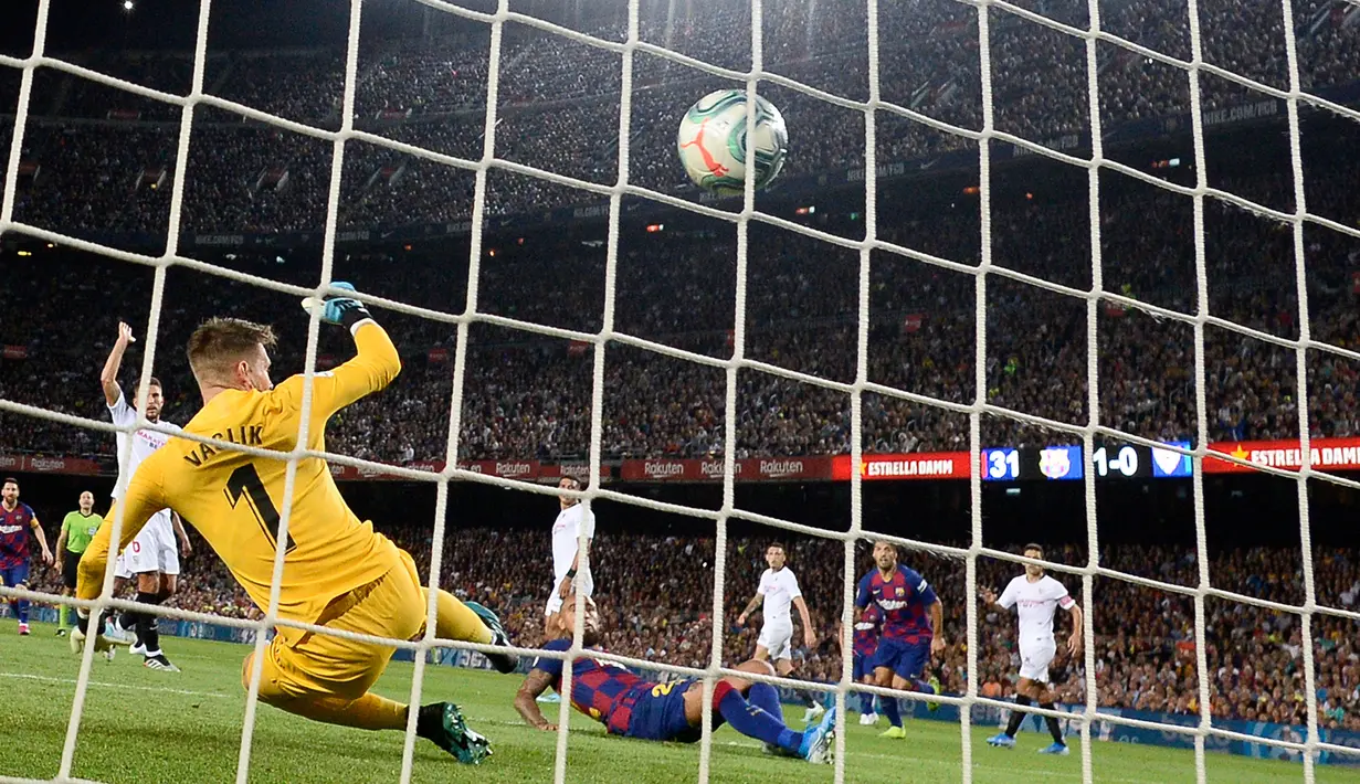 Gelandang Barcelona , Arturo Vidal berhasil mencetak gol ke gawang Sevilla dalam pertandingan pekan kedelapan kompetisi La Liga Spanyol 2019-2020 di Camp Nou, Minggu (6/10/2019). Barcelona berhasil menang telak atas Sevilla dengan skor 4-0. (Josep LAGO / AFP)