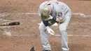 Pemain Houston Astros, Colin Moran (19) kesakitan setelah bola bisbol menghantam matanya saat bertanding melawan Baltimore Orioles di Oriole Park di Camden Yards di Baltimore, Maryland (22/7). Astros menang 8-4. (Mitchell Layton/Getty Images/AFP)