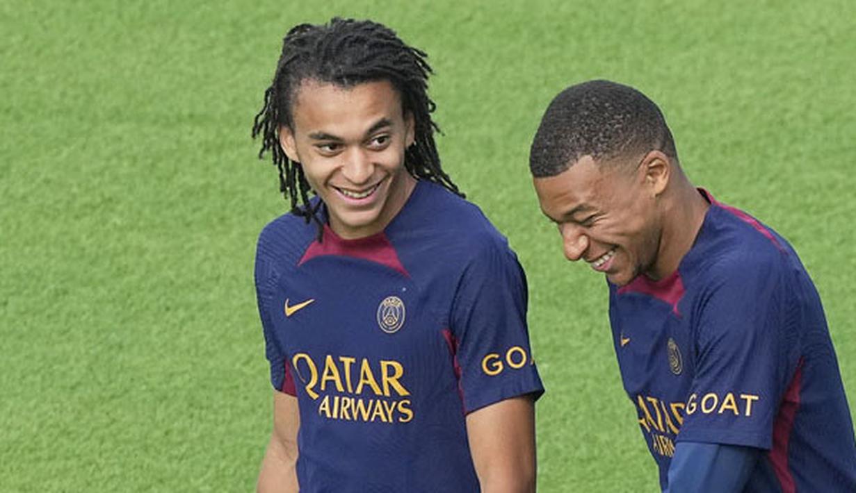 Pemain Paris Saint-Germain (PSG), Kylian Mbappe, berbincang dengan Ethan Mbappe saat sesi latihan di Poissy, Paris, Jumat (18/8/2023). Mbappe mengikuti latihan dan diperkirakan akan tampil melawan Toulouse pada pekan kedua Liga Perancis 2023-2024. (AP Photo/Michel Euler)