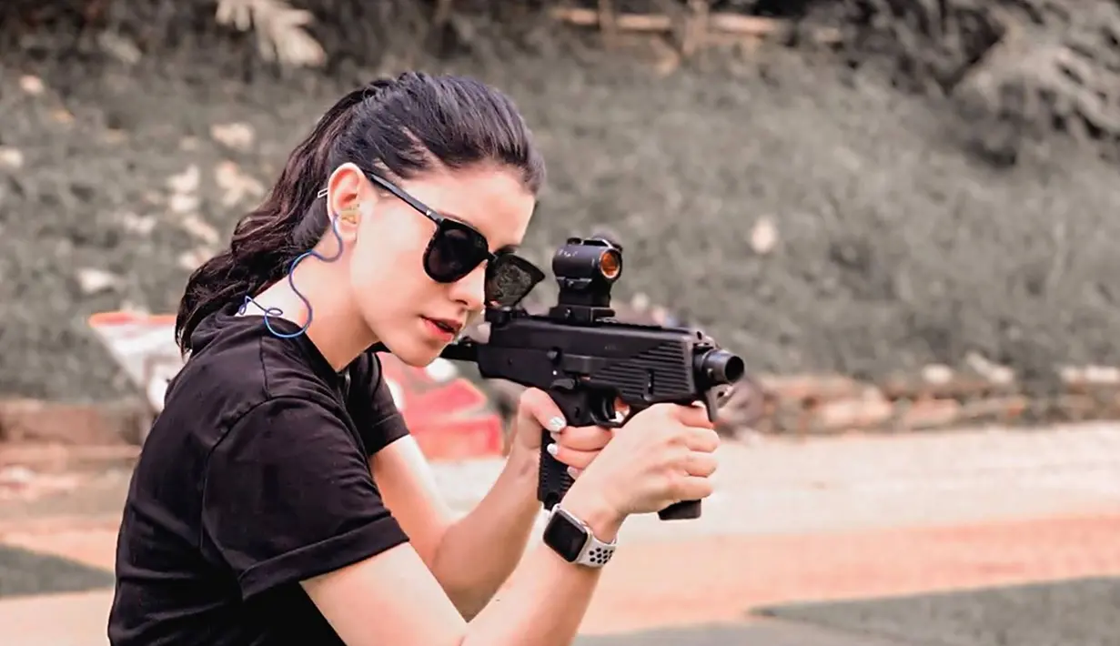 Dalam menjalani latihannya, Medina pun tampil keren dengan outfit kasualnya. Ditambah dengan memakai kacamata, gayanya pun menuai banyak pujian. Dari sekian banyak pujian, ada yang menyebut bahwa Media bak karakter Lara Croft yang diperankan oleh Angelina Jolie dan terlihat garang saat memegang senjata. (Liputan6.com/IG/@medinadinaaa)