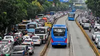 Bus Transjakarta melintas dengan lancar di Jalan Mampang Prapatan, Jakarta, Selasa (14/6/2016). Untuk menjaga jalur Transjakarta tetap steril, Dishub DKI Jakarta mengerahkan puluhan petugas. (Liputan6.com/Yoppy Renato)