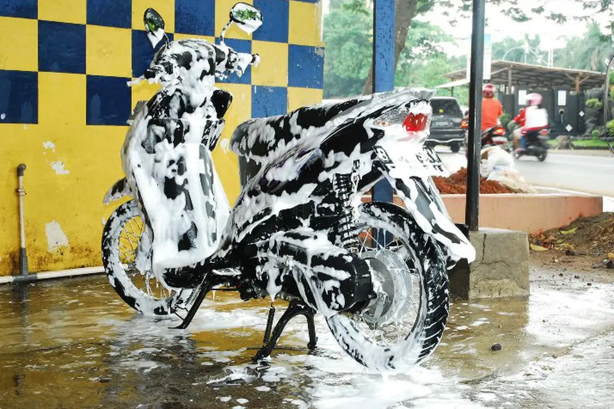 Ilustrasi cuci motor (Liputan6.com)