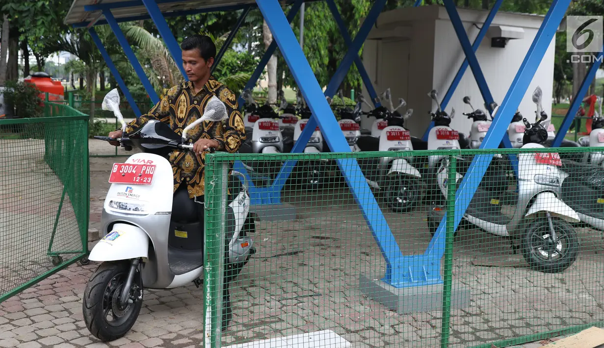 Petugas bersiap mencoba motor listrik di sekitar halaman Monumen Nasional, Jakarta, Kamis (13/12). 20 unit motor listrik merek Viar Q1 siap menjadi kendaraan operasional petugas di Kawasan Monas Jakarta. (Liputan6.com/Helmi Fithriansyah)