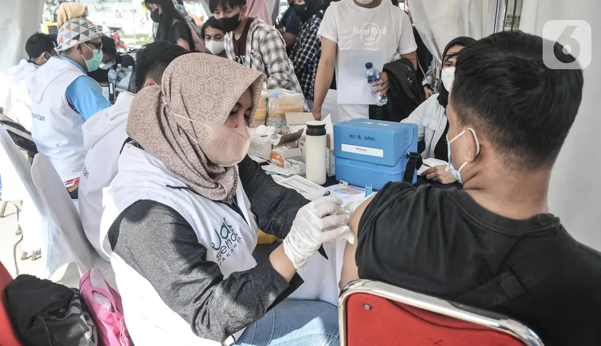 Layanan vaksin Booster untuk warga yang ingin melengkapi persyaratan menghadiri Grand Launching Jakarta International Stadium (JIS), Papanggo, Jakarta Utara, Minggu (24/7/2022). (Liputan6.com/Iqbal S. Nugroho)