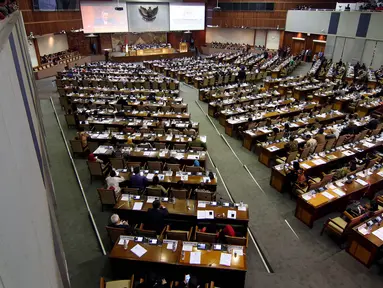 Suasana Anggota Dewan Perwakilan Rakyat mengikuti Rapat Paripurna di Komplek Parlemen, Senayan, Jakarta, Kamis (20/7). Rapat tersebut membahas Pengambilan Keputusan RUU Pemilu. (Liputan6.com/Johan Tallo)