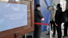 Papan pemberitahuan pemeriksaan suhu tubuh terpampang saat GAIKINDO Indonesia International Commercial Vehicle Expo (GIICOMVEC) 2020 di JCC, Jakarta, Kamis (5/3/2020). Pihak GIICOMVEC memeriksa suhu tubuh pengunjung untuk mengantisipasi penyebaran virus corona (COVID-19). (merdeka.com/Iqbal Nugroho)