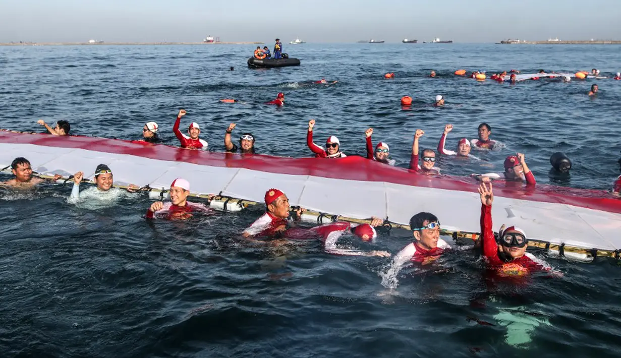 "Jaraknya ini kalau lurus saja sekitar 1,8 kilometer, kalau berkelok-kelok itu kurang lebih dua kilometer," kata Pelda (Purnawirawan) Sudirman selaku inisiator kegiatan. (Muchtamir ZAIDE/AFP)