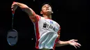 Tunggal putra Indonesia, Jonatan Christie berupaya mengembalikan kok ke tunggal putra Denmark, Anders Antonsen pada babak perempat final Jepang Terbuka 2019 di Tokyo, Jumat (26/7/2019). Jonatan Christie lolos ke semifinal setelah menang dua gim langsung 21-12, 21-14. (TOSHIFUMI KITAMURA/AFP)