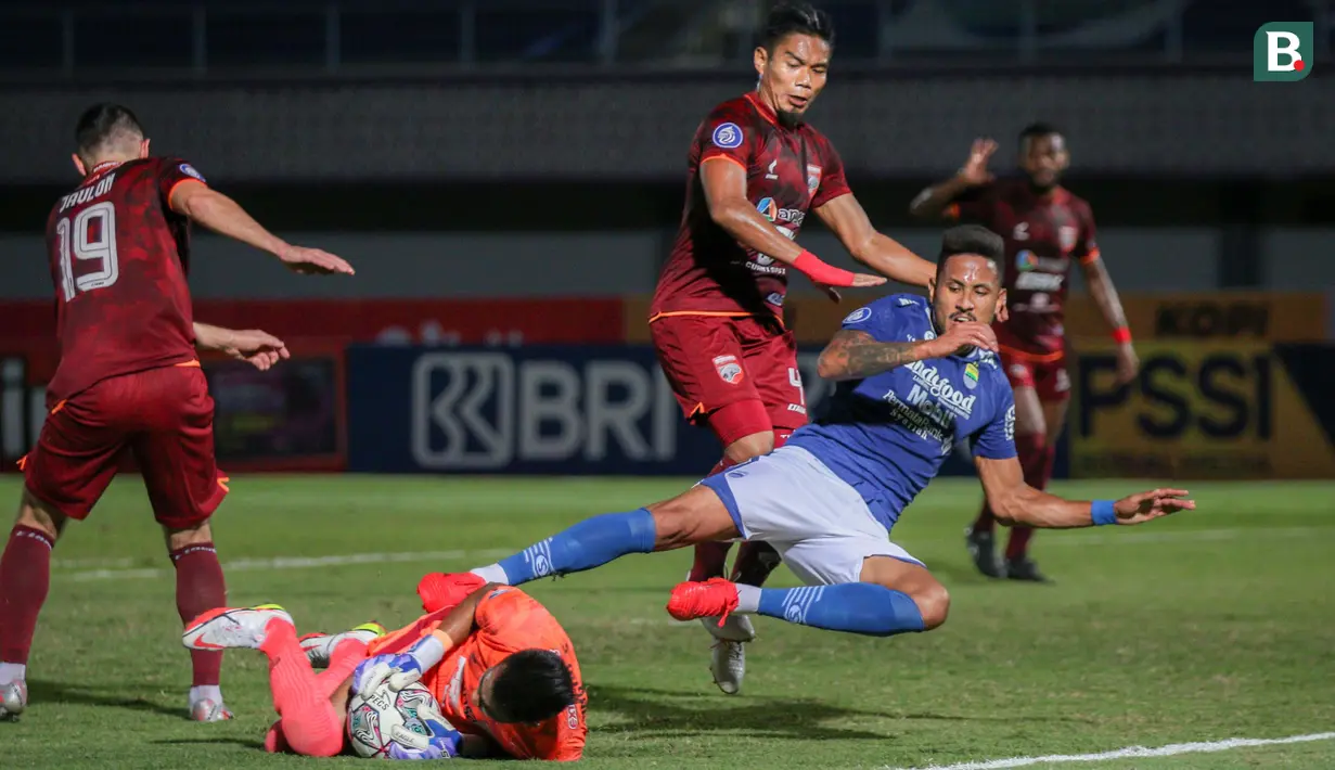 Persib mendapat peluang demi peluang melalui Wander Luiz namun, barisan pertahanan Borneo FC masih mampu meredam. (Bola.com/Bagaskara Lazuardi)
