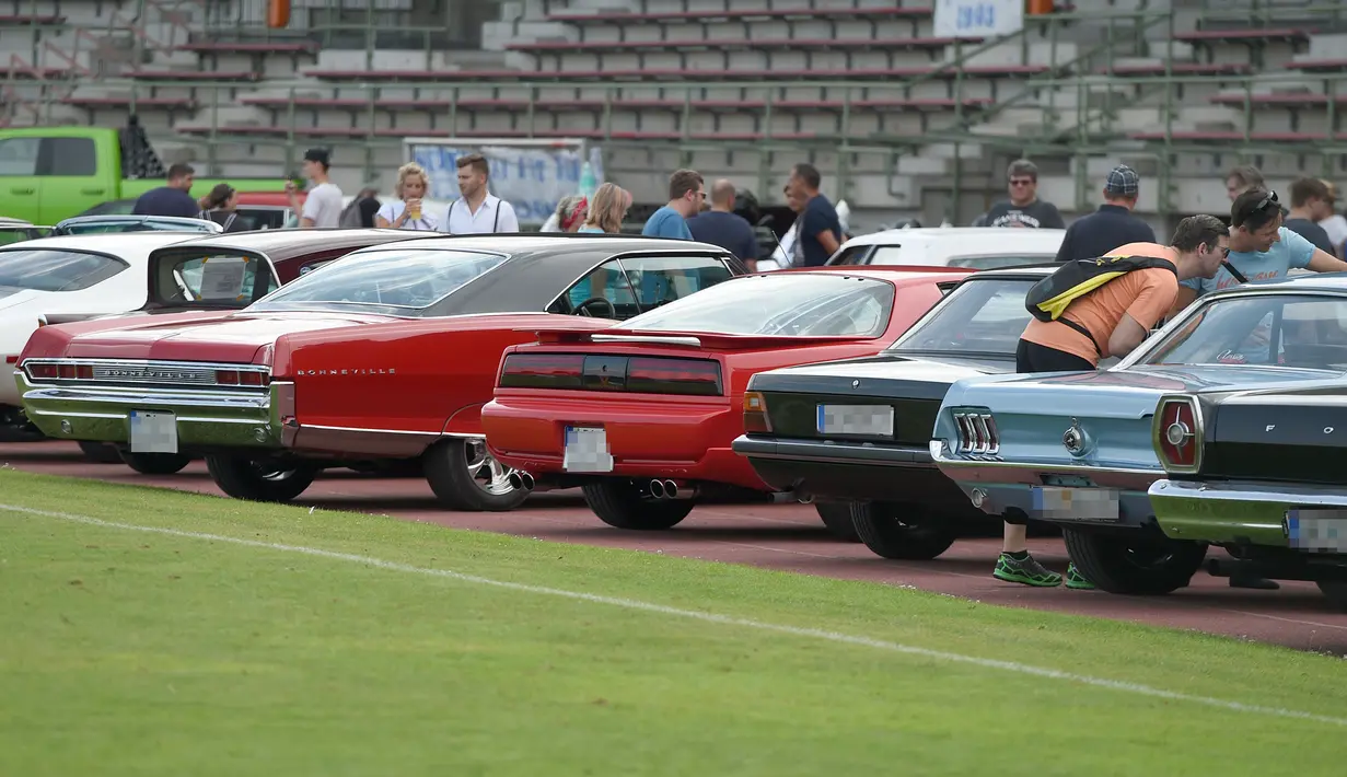 Orang-orang mengunjungi JJ's US Car and Oldtimer Treffen di Schwechat, Austria, Sabtu (15/8/2020). JJ's US Car and Oldtimer Treffen merupakan pameran mobil antik yang diadakan di Schwechat pada 15 Agustus 2020. (Xinhua/Guo Chen)