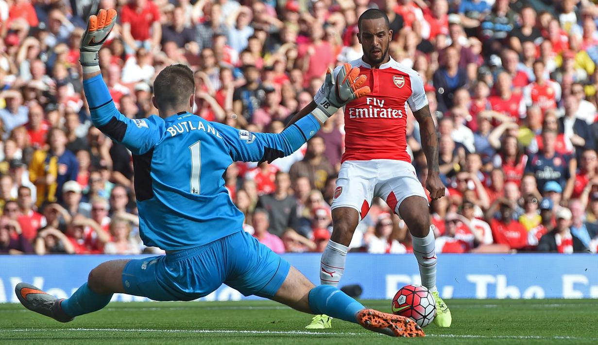 Aksi Theo Walcott saat berusaha menaklukkan kiper Stoke City, Jack Butland, dalam lanjutan Liga Premier Inggris di Stadion Emirates, London. Sabtu (12/9/2015). (Reuters/Alan Walter)