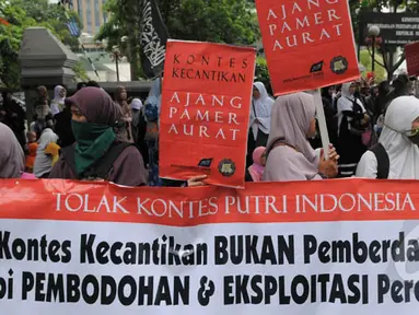 Massa dari Hizbut Tahrir Indonesia (HTI) melakukan aksi unjuk rasa menolak kontes Putri Indonesia di depan kantor Kementerian Pemberdayaan Perempuan, Jakarta, Jumat (20/2/2015). (Liputan6.com/Herman Zakharia)