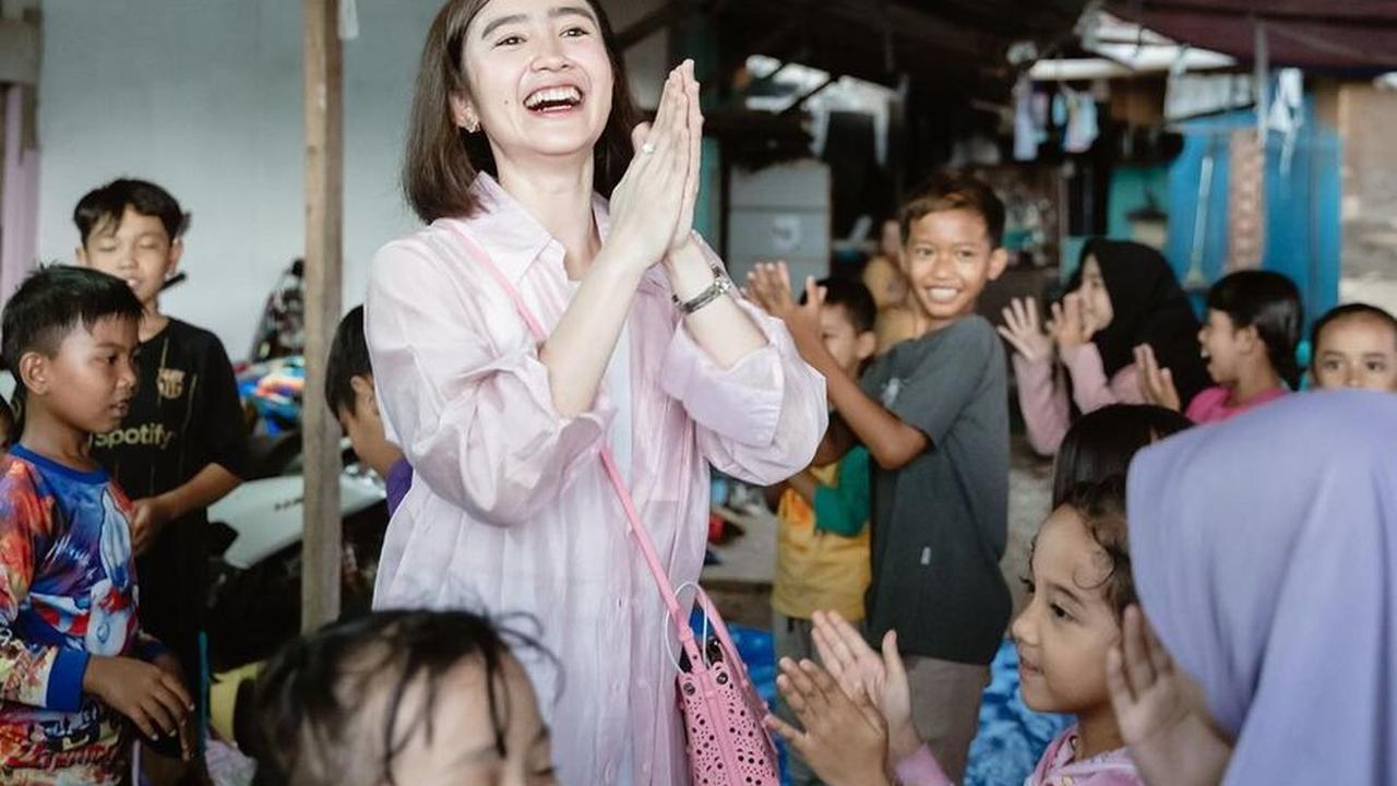 Lewat unggahan, Febby terlihat bermain bersama anak-anak di kampung pemulung, menambah keceriaan di wajah mereka.<br>