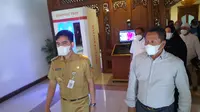 Crazy rich asal Grobogan, Joko Suranto bertemu dengan Wali Kota Solo, Gibran Rakabuming Raka di Balai Kota Solo, Senin (9/5).(Liputan6.com/Fajar Abrori)