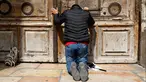 Seorang peziarah berdoa di gerbang Gereja Makam Kudus di Kota Tua Yerusalem, Minggu (25/2). Para pemimpin Kristen mengambil langkah langka untuk menutup gereja yang menjadi tempat di mana Yesus disalibkan, wafat, dimakamkan, dan bangkit. (GALI TIBBON/AFP)