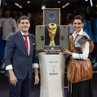 Artis India Deepika Padukone mencuri perhatian di final Piala Dunia 2022. @louisvuitton.