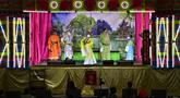 Orang-orang menonton saat rombongan Opera tradisional China, Sai Yong Hong melakukan pertunjukan untuk merayakan Tahun Baru Imlek yang akan datang, di gudang Lhong 1919 di Bangkok (19/1/2022). (AFP/Lillian Suwanrumpha)