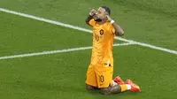 Pemain Timnas Belanda, Memphis Depay melakukan selebrasi usai mencetak gol pertama Belanda ke gawang Timnas Amerika Serikat dalam laga babak 16 besar Piala Dunia 2022 di Khalifa International Stadium, Doha, Qatar, Sabtu (3/12/2022) malam WIB. (AP/Ricardo Mazalan)