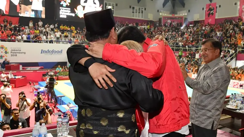 Potret Jokowi - Prabowo Peluk Atlet Silat Peraih Emas Asian Games 2018