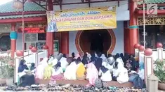 Ratusan guru honorer di kabupaten Purbalingga, Jawa Tengah, menggelar aksi damai dengan cara lain, yaitu berdoa bersama, di masjid.