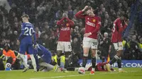 Pemain Manchester United tampak kecewa setelah ditaklukkan Chelsea pada laga pekan ke-31 Liga Inggris di Stadion Stamford Bridge, Jumat (5/4/2024). Hasil ini tidak mengubah posisi MU di peringkat ke-6 klasemen Liga Inggris sementara, Chelsea naik ke peringkat ke-10. (AP Photo/Kin Cheung)