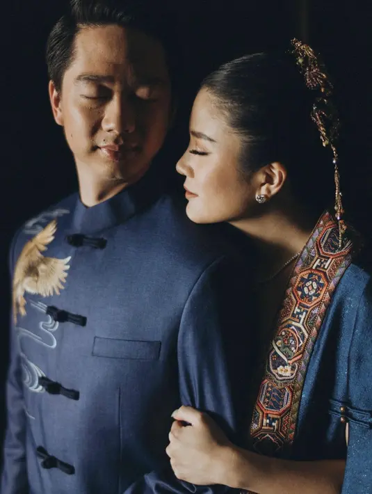 Tak tanggung-tanggung, Valencia juga menata rambutnya dengan gaya sleek yang rapi. Headpiece dan tusuk konde pun menjadi pemanis yang menyempurnakan keseluruhan penampilannya saat mengenakan cheongsam. Foto: Instagram.