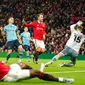 Pemain Manchester United Christian Eriksen mencetak gol ke gawang Burnley yang dijaga kiper Bailey Peacock-Farrell pada pertandingan sepak bola putaran keempat Piala Liga Inggris di Old Trafford, Manchester, Inggris, 21 Desember 2022. Manchester United  menang 2-0. (AP Photo/Dave Thompson)