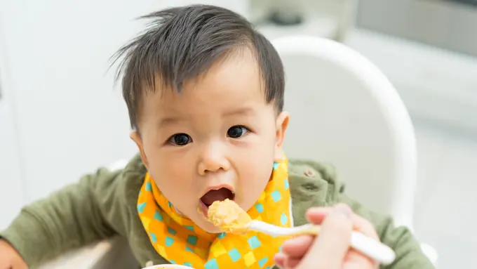 anak kecil makan
