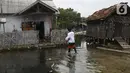 Jurnalis menyalurkan bantuan sembako di Pulau Panjang, Serang, Banten, Sabtu (30/1/2021). Bantuan sembako dan uang tunai bagi warga kurang mampu diberikan karena menurunnya daya beli masyarakat untuk mengonsumsi ikan turun akibat pandemi Covid-19. (Liputan6.com/Pool/JP)