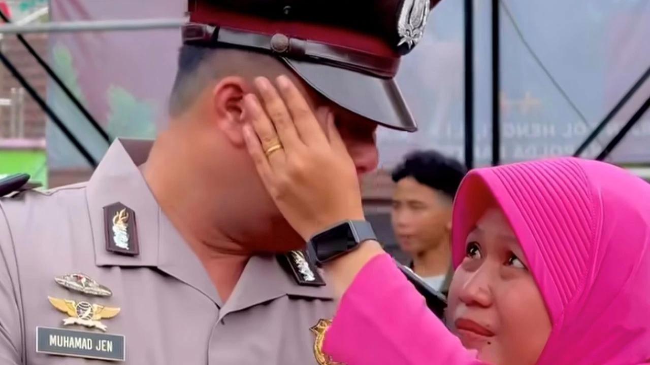 Momen Haru Polisi 'Gemoy' Bersedih Bersama Istri saat Kenaikan Pangkat
