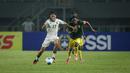 Rafael Struick (kiri) berduel dengan pemain Mali U-22, Hamidou Makalou, pada laga ujicoba yang digelar di Stadion Pakansari, Kabupaten Bogor, Selasa (18/11/2025) pukul 20.00 WIB. (Bola.com/Bagaskara Lazuardi)
