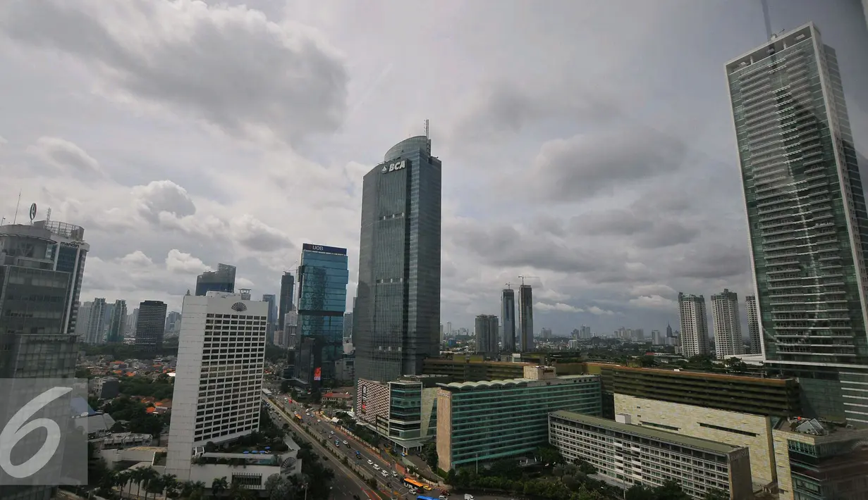 Suasana gedung pencakar langit yang berada di tengah-tengah ibukota, Jakarta, Rabu (21/12). Total yang sudah masuk ke kantong negara sebesar Rp 965 triliun. (Liputan6.com/Angga Yuniar)