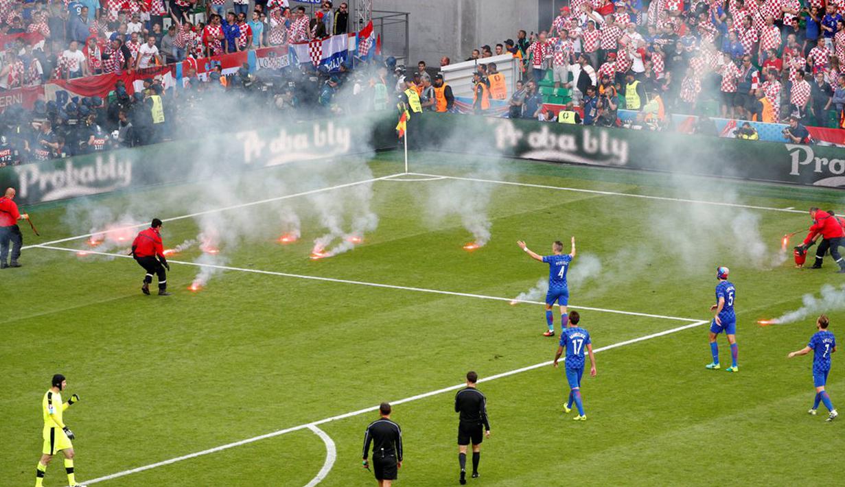 Pendukung Kroasia melemparkan flare ke dalam lapangan saat laga Grup D Piala Eropa 2016 antara Kroasia melawan Republik Ceska di Stade Geoffroy-Guichard, Saint-Etienne, (18/6/2016). (Reuters/Max Rossi)