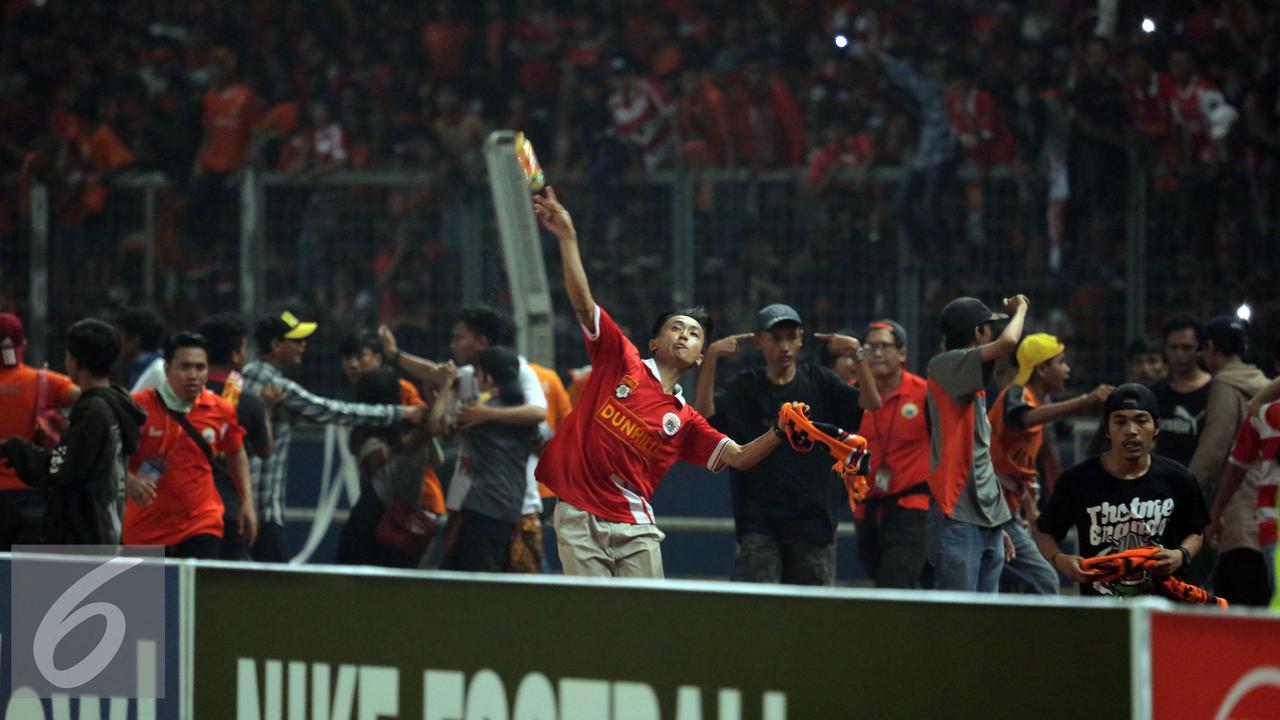 20160624-Rusuh-Laga-Persija-vs-Sriwijaya-Dihentikan-HEL