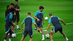 Penyerang Barcelona #14 Joao Felix (tengah) menghadiri sesi latihan menjelang matchday 2 Grup H Liga Champions 2023/2024, di stadion Dragao di Porto, 3 Oktober 2023. (MIGUEL RIOPA / AFP)