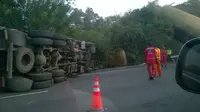 Sebuah truk terguling di Tol Cikampek KM 44.