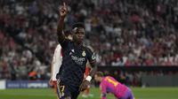 Selebrasi striker Real Madrid, Vinicius Junior setelah mencetak gol pertama timnya ke gawang Bayern Munchen pada laga leg pertama semifinal Liga Champions 2023/2024 di Allianz Arena, Munich, Selasa (30/4/2024). (AP Photo/Matthias Schrader)
