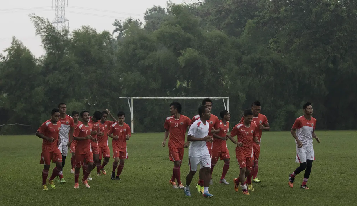 Para pemain Persija latihan perdana jelang babak 8 besar Piala Jenderal Sudirman di Lapangan Sawangan, Depok, Jawa Barat, Jumat (4/12/2015). (Bola.com/Vitalis Yogi Trisna)