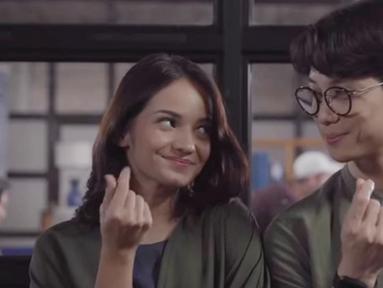 Enzy Storia dan Dikta memang sering jadi pasangan favorit banyak orang. Padahal keduanya diketahui sudah bersahabat sejak lama. Namun tak sedikit orang yang mendukung keduanya untuk memiliki ikatan istimewa lebih dari sebatas teman. (Liputan6.com/IG/@diktaenzymania)