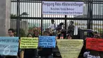 Aktivis dari berbagai elemen menggelar aksi Panggung Rabu #SistersInDanger di depan DPR, Jakarta, Rabu (11/5). Mereka menyerukan untuk segera mengesahkan RUU Penghapusan Kekerasan Seksual tanpa hukuman kebiri dan hukuman mati. (Liputan6.com/Johan Tallo)