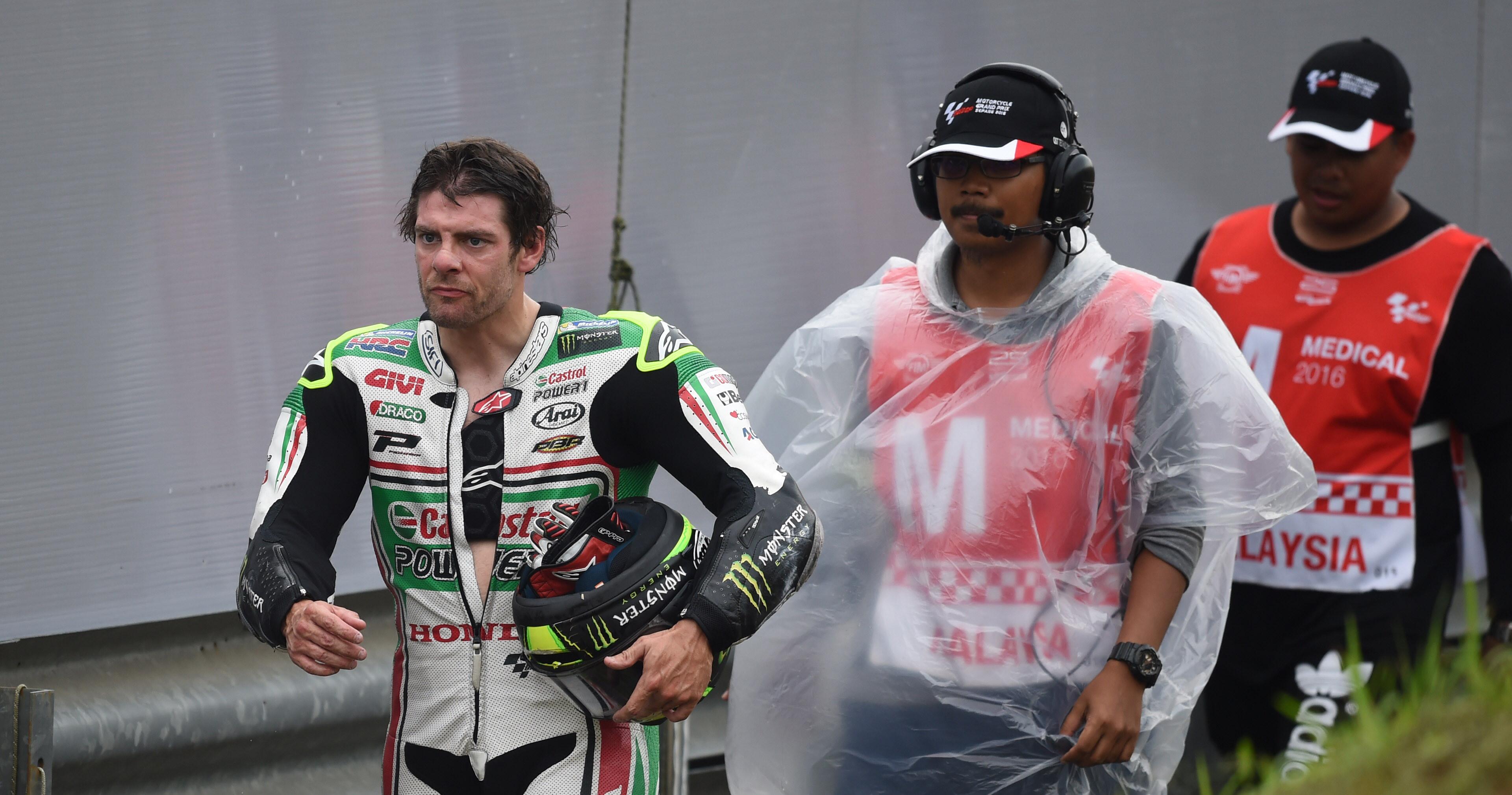Pebalap LCR Honda, Cal Crutchlow (kiri) berada pada peringkat ketiga pebalap yang sedang menjadi Trending Topic, yakni dengan mendapat  6% total mentions. (AFP/Mohd Rafsan