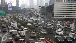 Penerapan sistem ganjil-genap yang diberlakukan hari ini, Selasa (30/8), membuat volume kendaraan di Jalan Gatot Subroto meningkat. (Liputan6.com/Immanuel Antonius)