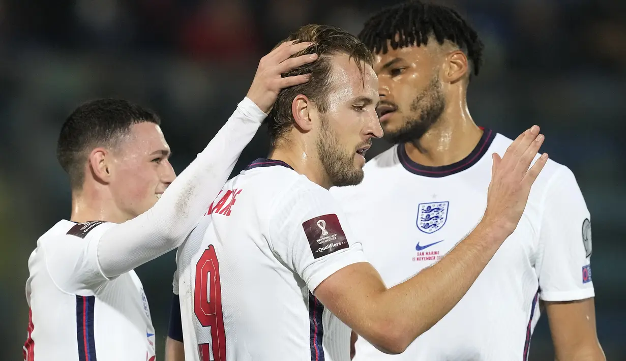 Harry Kane. Striker berusia 28 tahun yang kini memperkuat Tottenham Hotspur ini mengoleksi 12 gol dan 2 assist dari 8 laga di Kualifikasi Piala Dunia 2022 Grup I. Inggris pun dibawanya lolos ke putaran final dengan menjadi juara grup di atas Polandia dengan raihan 26 poin. (AP/Antonio Calanni)