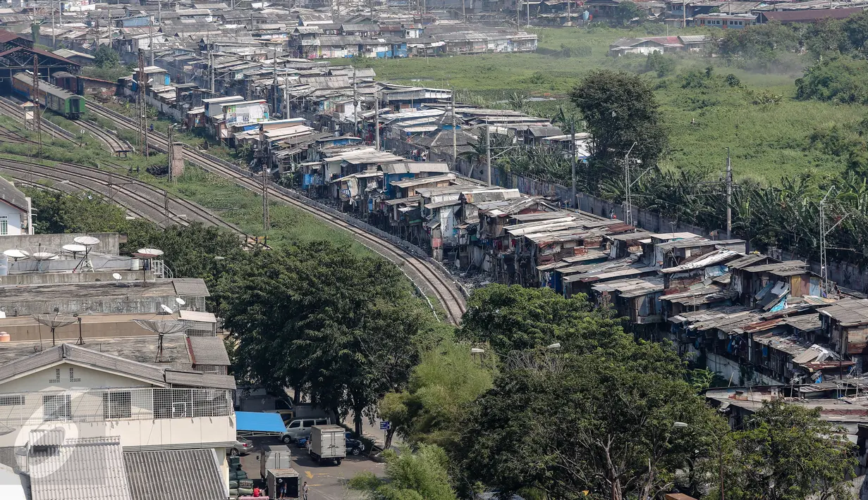 Kawasan pemukiman yang berada di dekat Stasiun Kereta Api Kampung Bandan, Jakarta, Rabu (24/5/2015). Pemprov DKI Jakarta berencana akan membangun rumah susun (rusun) di dekat stasiun tersebut pada awal tahun depan. (Liputan6.com/Faizal Fanani)