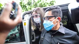 Selebritas Gisella Anastasia atau Gisel (kiri) didampingi pengacaranya tiba di Gedung Ditreskrimsus Polda Metro Jaya, Jakarta, Rabu (23/12/2020). Gisel tiba pada pukul 10.50 WIB. (Liputan6.com/Faizal Fanani)