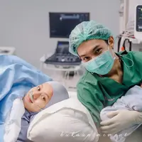 "Ini bukan buat kerjaan cuman buat capture aja. Kita ngalir aja sih, nanti kalau udah gede kita nggak tahu," ujar Rey Mbayang.
 (Instagram/dindahw)