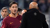 Francesco Totti (kiri) saat berbincang dengan pelatih, Luciano Spalletti usai membobol gawang Cesena pada  perempat final Coppa Italia di Olimpico stadium, Rome,  (1/02/2017). Roma menang 2-1. (EPA/Ettore Ferrari)
