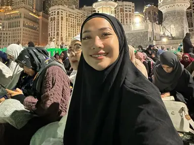 Selfie dengan memperlihatkan suasana di Mekah, BCL pancarkan pesonanya. Tampil natural dan berhijab, banyak yang memuji penampilan BCL. Banyak netizen mengakui jika lebih senang melihat BCL berpenampilan tertutup dan tidak terlalu terbuka seperti kesehariannya. Selain jalani umroh untuk dirinya sendiri, BCL juga menjalankan ibadah umroh untuk mendiang Ashraf Sinclair. (Liputan6.com/IG/@itsmebcl)