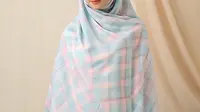 10 Inspirasi Model Gamis Kotak-Kotak, Ilusi Wanita Usia 40-an Look Lebih Muda bak 20-an