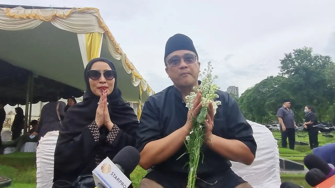Dede Yusuf saat berada di pemakaman ibundanya. (Liputan6.com/M Altaf Jauhar)